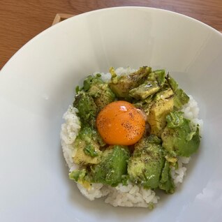 ごま油の香り引き立つアボたま丼